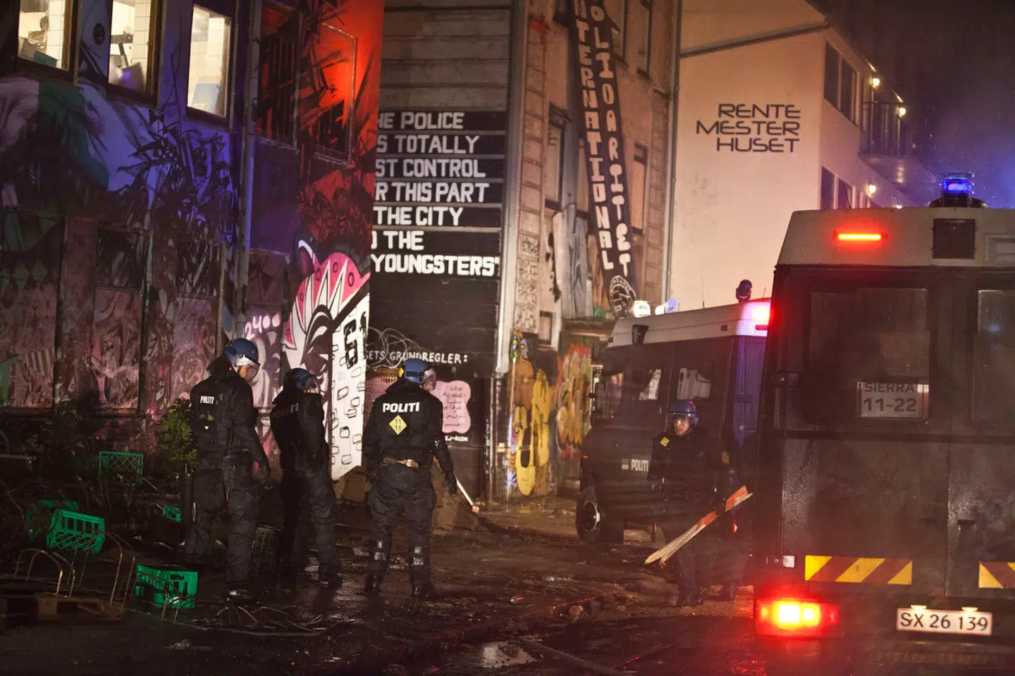 Det franske dagblad Le Parisien skrev ifølge DPA lørdag aften, at et tilståelsesbrev med referencer til den yderste venstrefløj var blevet sendt til flere franske og internationale medier. Men selvom der igennem årene har været flere sammenstød mellem politi og den yderste venstrefløj i Danmark, vurderer PET, at der er »minimal« risiko for sabotage og terror fra venstrefløjen.