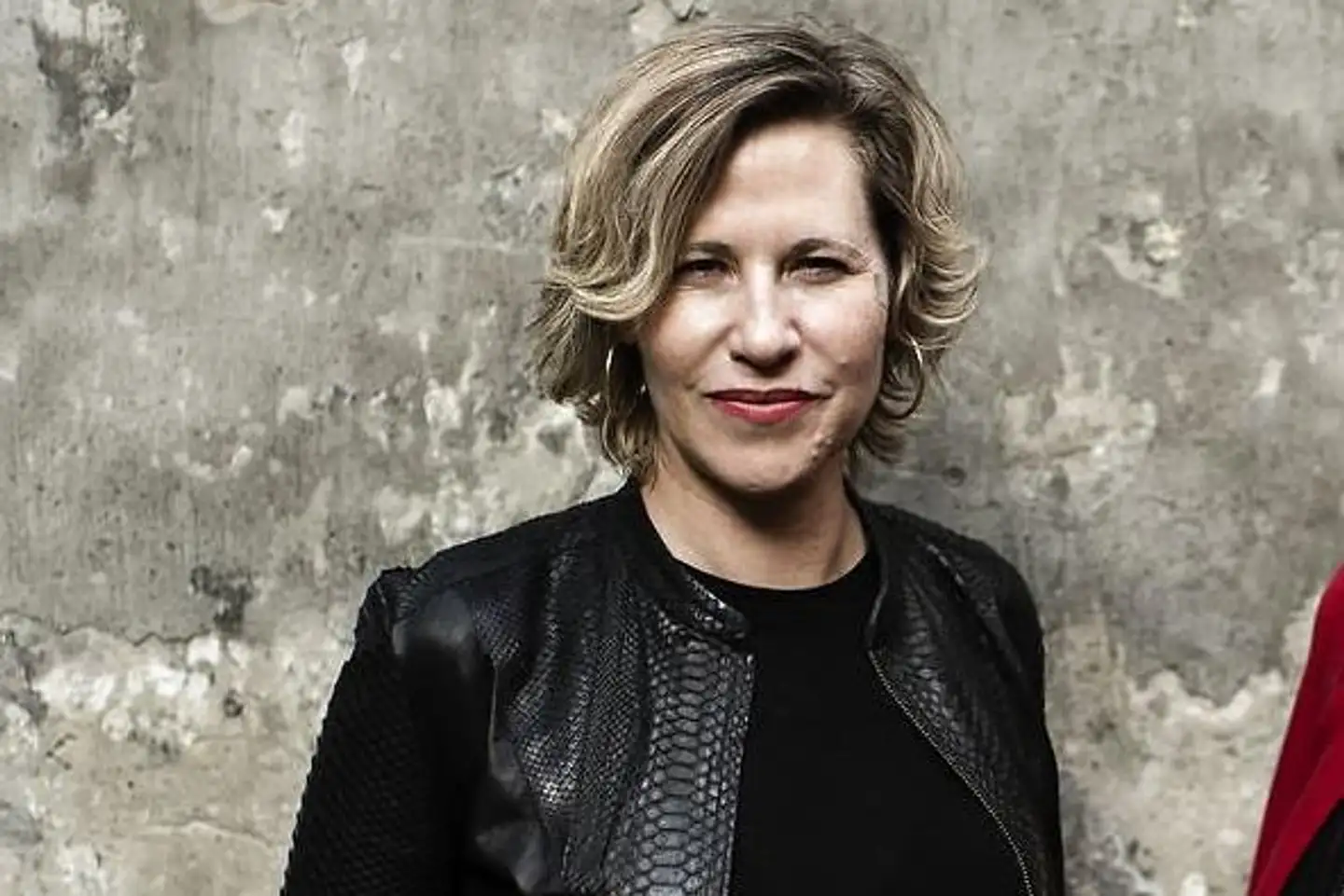 »Vi, der har været igennem en skilsmisse ved godt, hvordan man kan føle sig fuldstændig revet over i afmagt, vrede, sorg, angst, fortrydelse, ensomhed, skyld – og kærlighed,« skriver Emilia van Hauen.