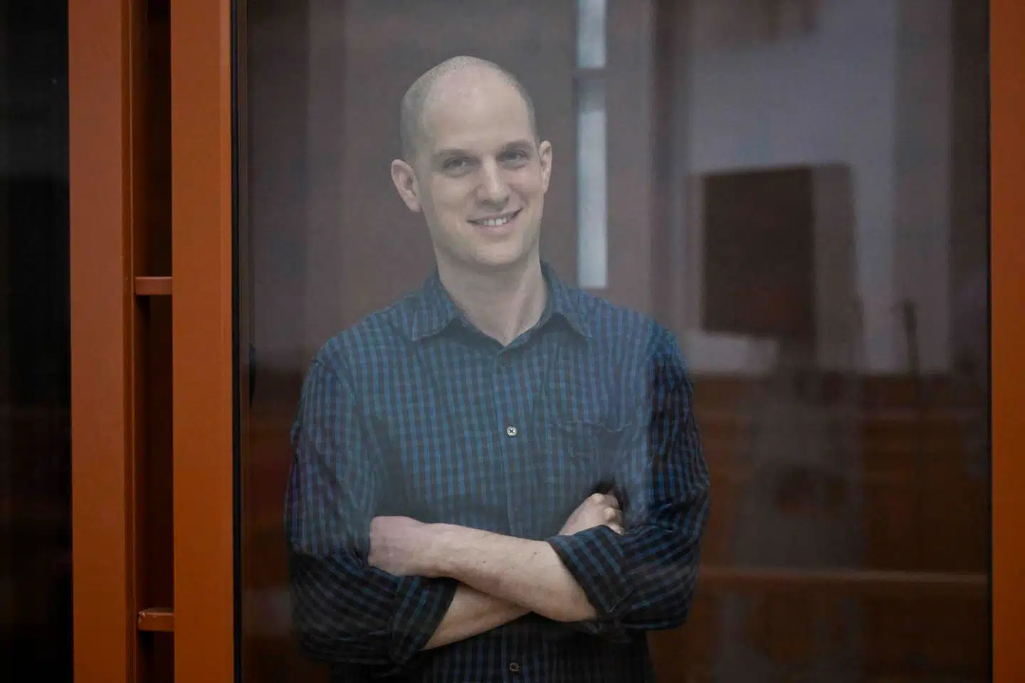 Den amerikanske journalist Evan Gershkovich ses i en russisk retssal. Han blev i juli idømt 16 års fængsel for spionage mod Rusland. Nu siges han at være på vej hjem.