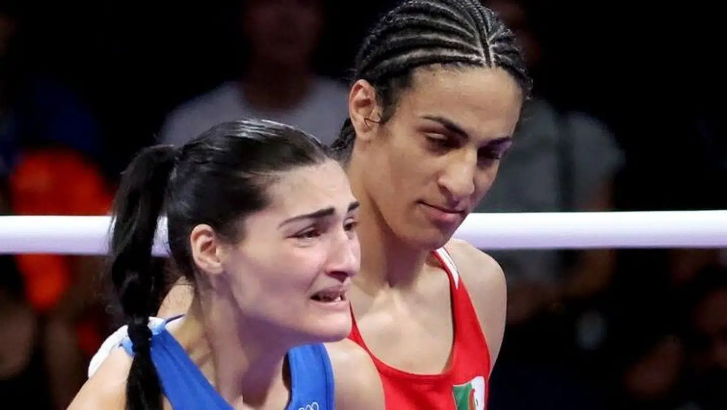 Det tog 46 sekunder, før Angela Carini (tv) måtte give op ved OL-boksekampen mod Imane Khelif (th), der tidligere har dumpet en kønstest.