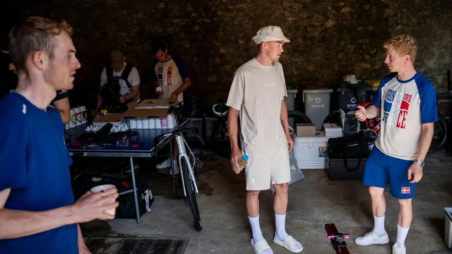 Mattias Skjelmose, Mads Pedersen og resten af holdet omkring de mandlige cykelryttere bor i en Airbnb et godt stykke for Paris. Her er de i deres alternative værksted.