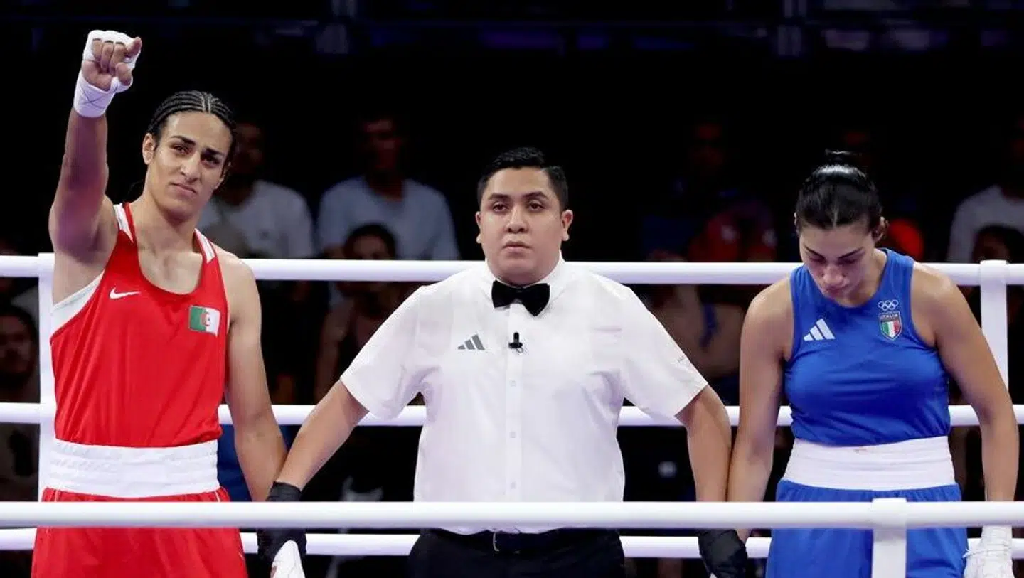 Italienske Angela Carini (th) så sig nødsaget til at give op efter blot 46 sekunder ved torsdagens kamp mod Imane Khelif (tv) fra Algeriet.