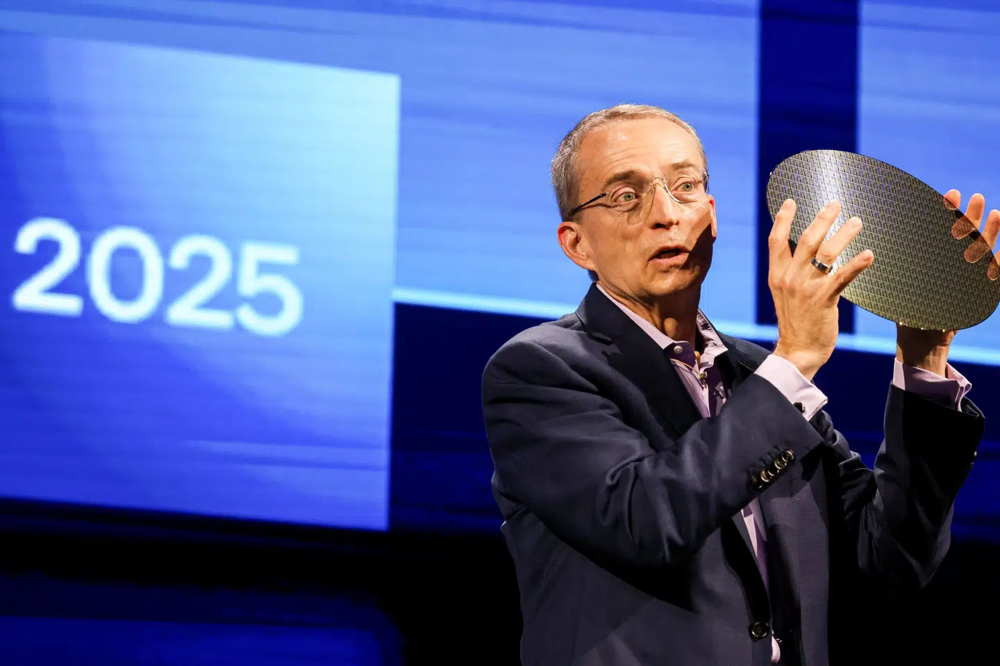 Intels topchef, Pat Gelsinger, viser en wafer, som er en tynd rund siliciumskive, under en tale på konferencen Computex i Taipei 4. juni 2024.