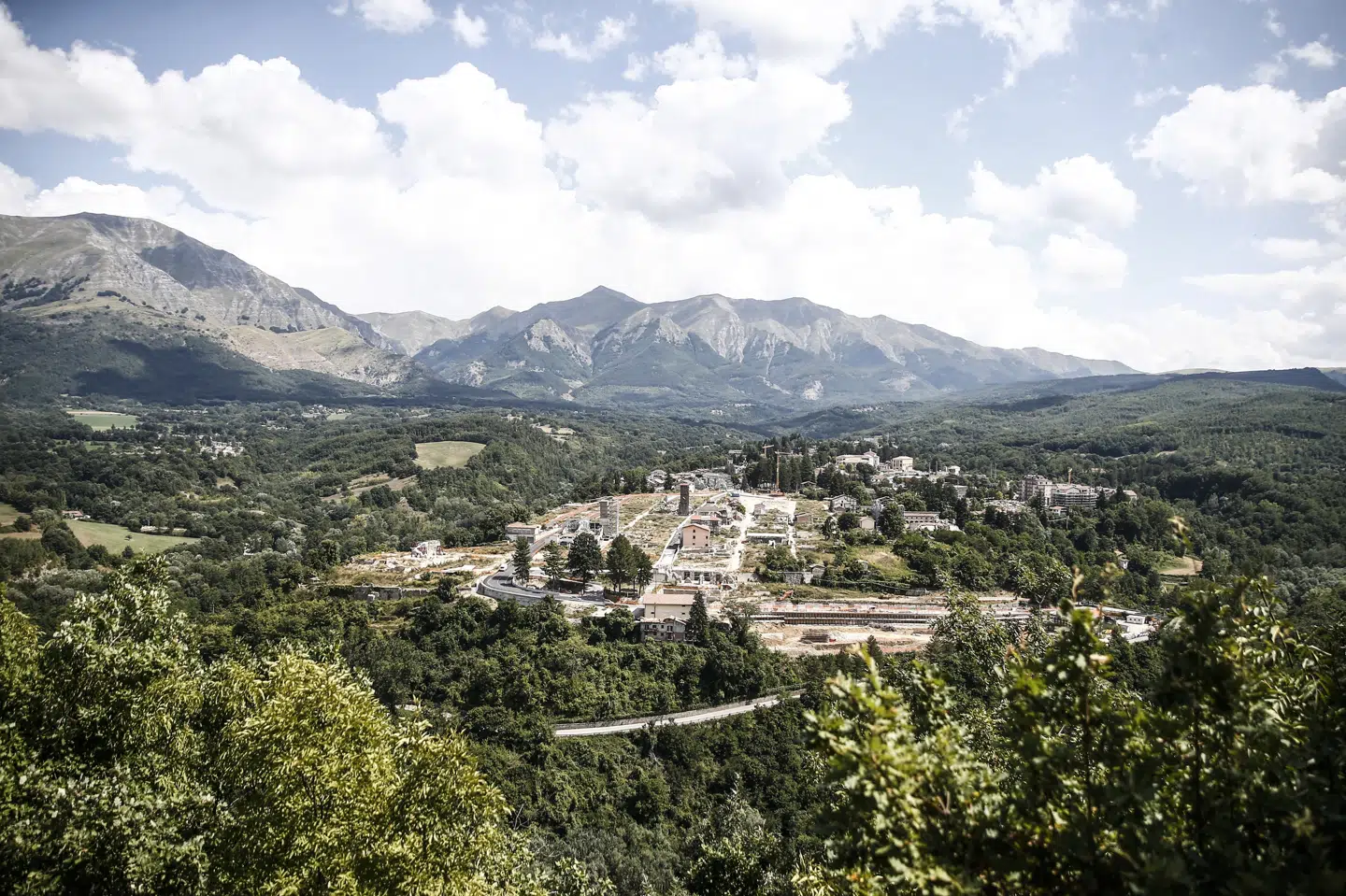 I august 2016 ramte et jordskælv med en størrelse på 6,2 bjergbyen Amatrice i det centrale Italien. Billede fra 2021 viser byen, der i høj grad blev ødelagt af skælvet. Mindre kraftigt jordskælv har torsdag ramt sydpå nær Pietrapaola.