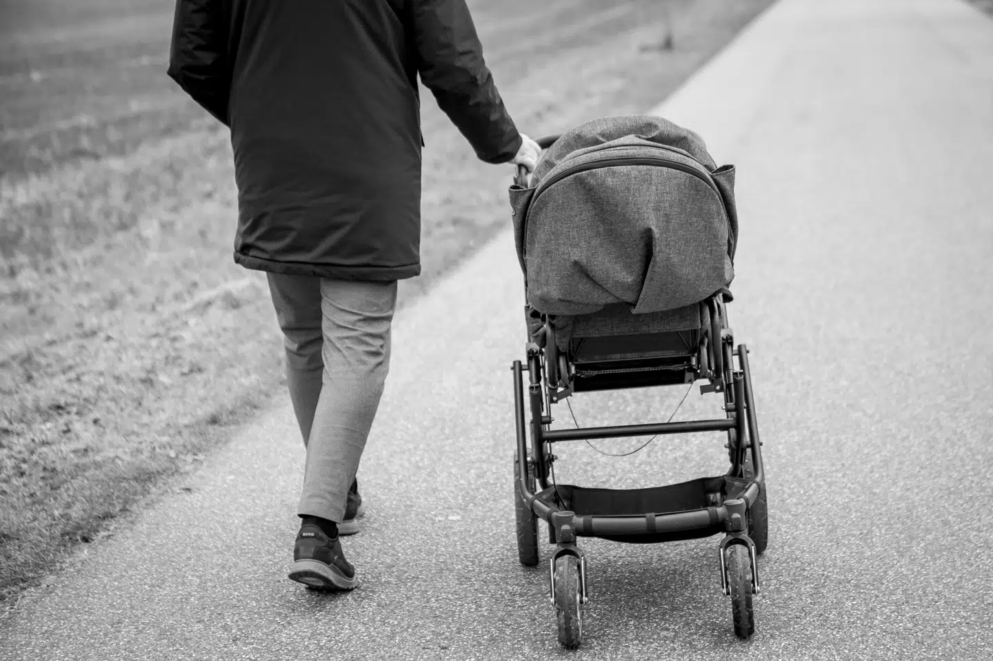 Ifølge Funktionærloven har kvinder ret til fravær med halv løn fra fire uger før forventet fødsel til 14 uger efter fødslen. Der er ikke indskrevet nogen ret til løn for far eller medforælder. Det stiller en gruppe ansatte dårligt, mener Djøf, som håber, loven moderniseres. (Arkivfoto).