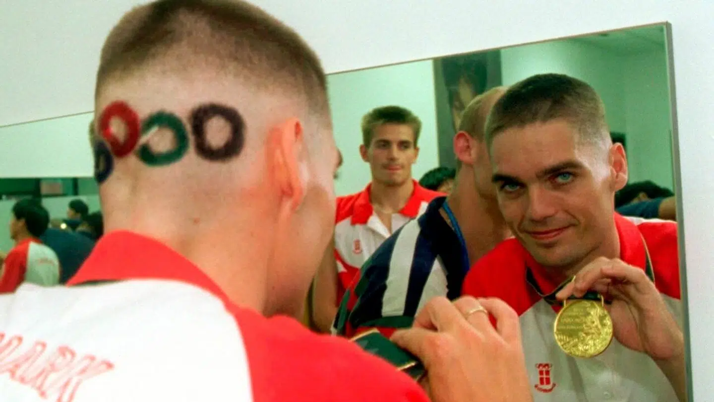 Poul Erik Høyer med OL-ringene i nakken og guldmedaljen i hånden.