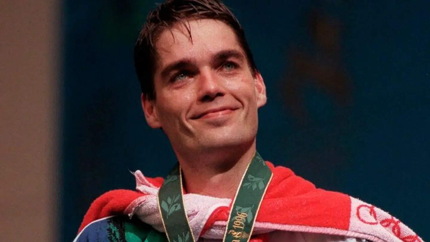 Poul Erik Høyer med guldmedaljen om halsen fra OL i. Atlanta i 1996.