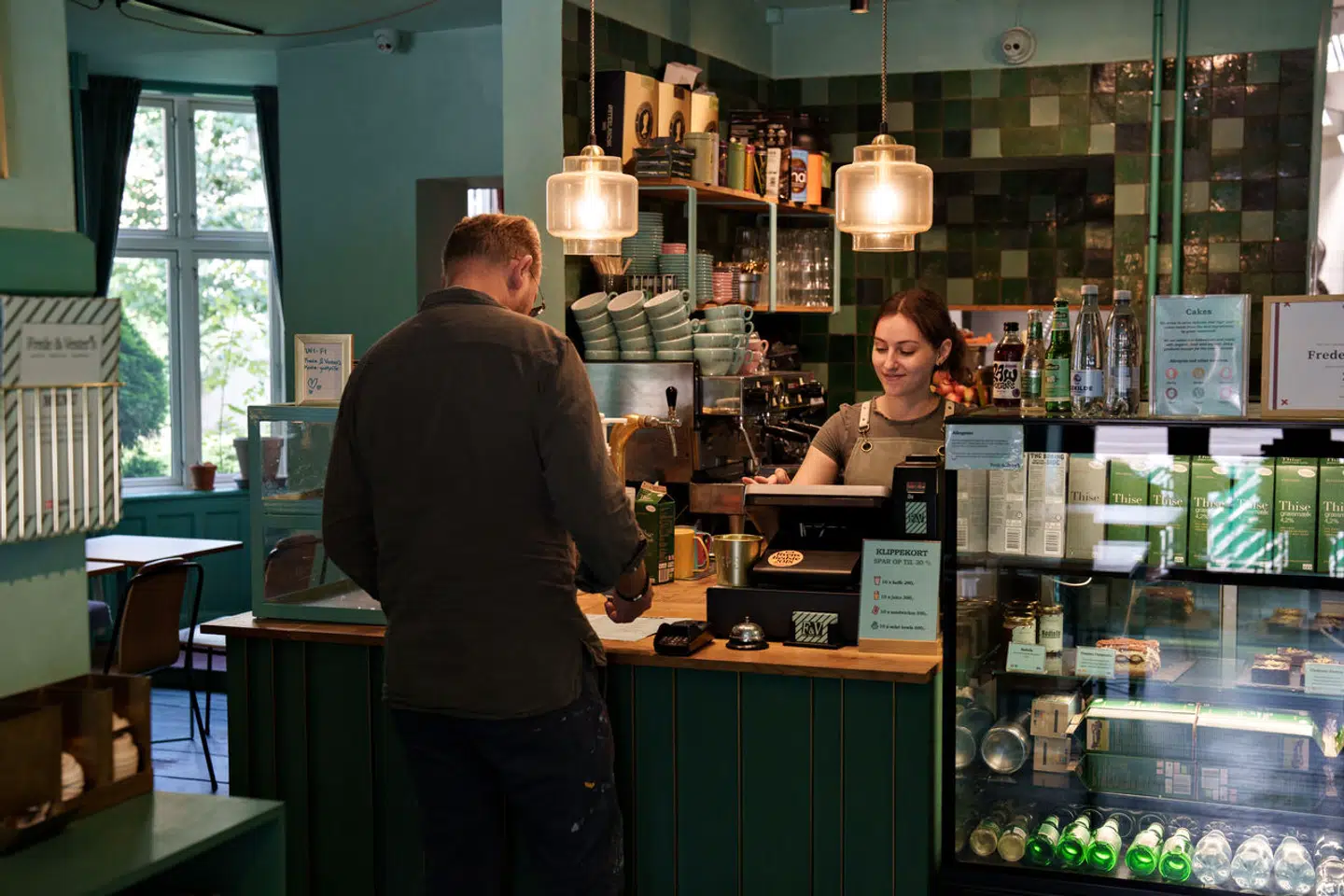 Personalet er venligt og forklarer gerne om maden og kaffen.