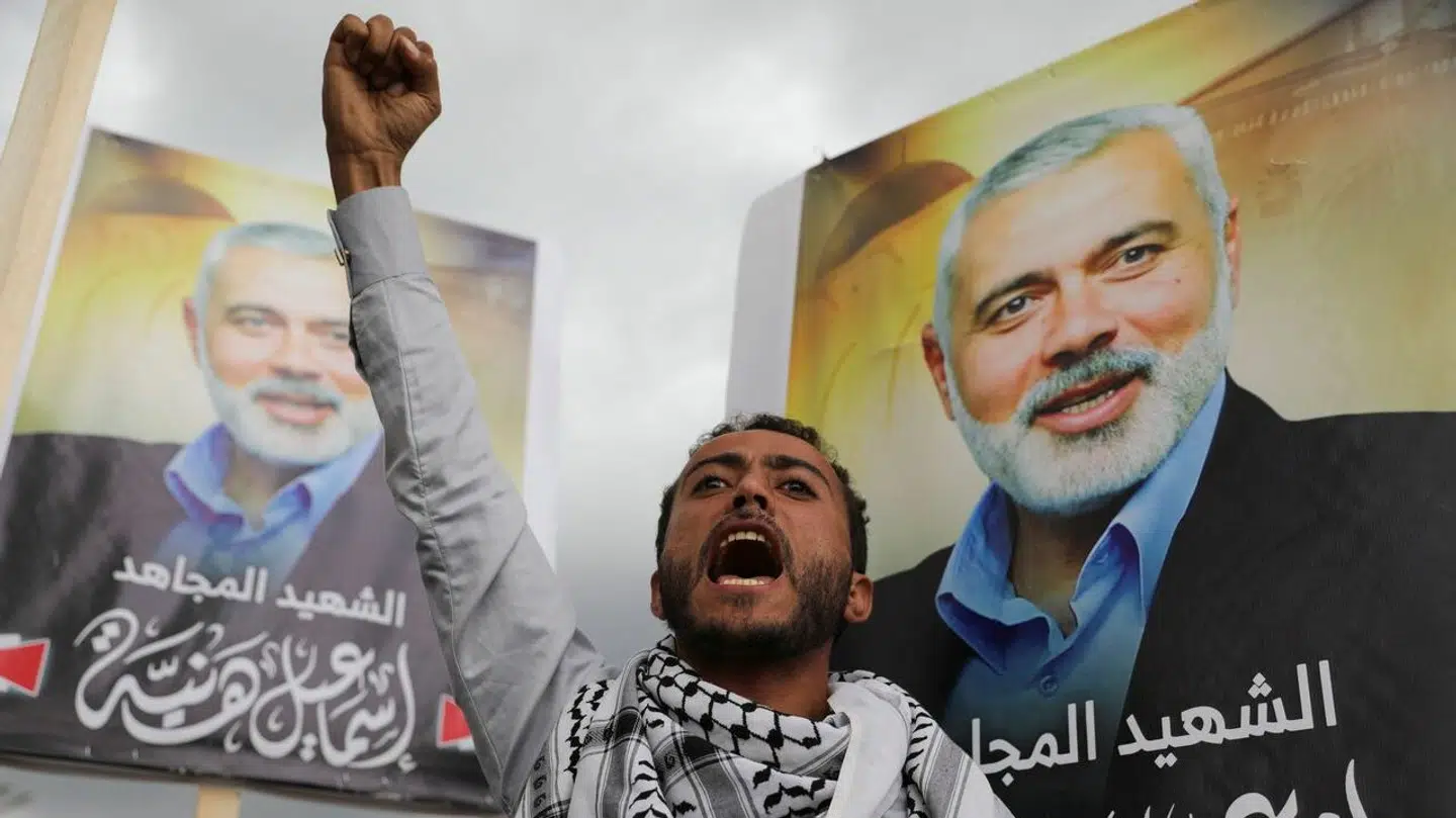 En demonstrant hylder Ismail Haniyeh, som i denne uge blev dræbt i et israelsk angreb.