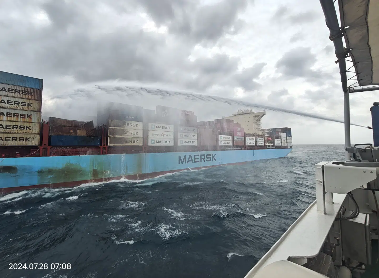 Den indiske kystvagt forsøger at slukke branden på »Mærsk Frankfurt«. Branden brød ud 19. juli.