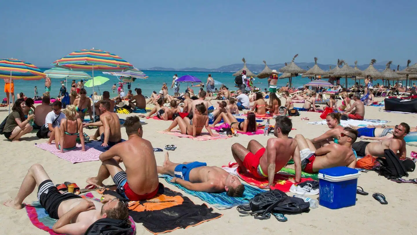 Den spanske ferieø Mallorca er et yderst populært feriemål, men store dele af den lokale befolkningen er nu så trætte af masseturismen, at det har ført til protester i gaderne. Foto: Jaime Reina/AFP/Ritzau Scanpix
