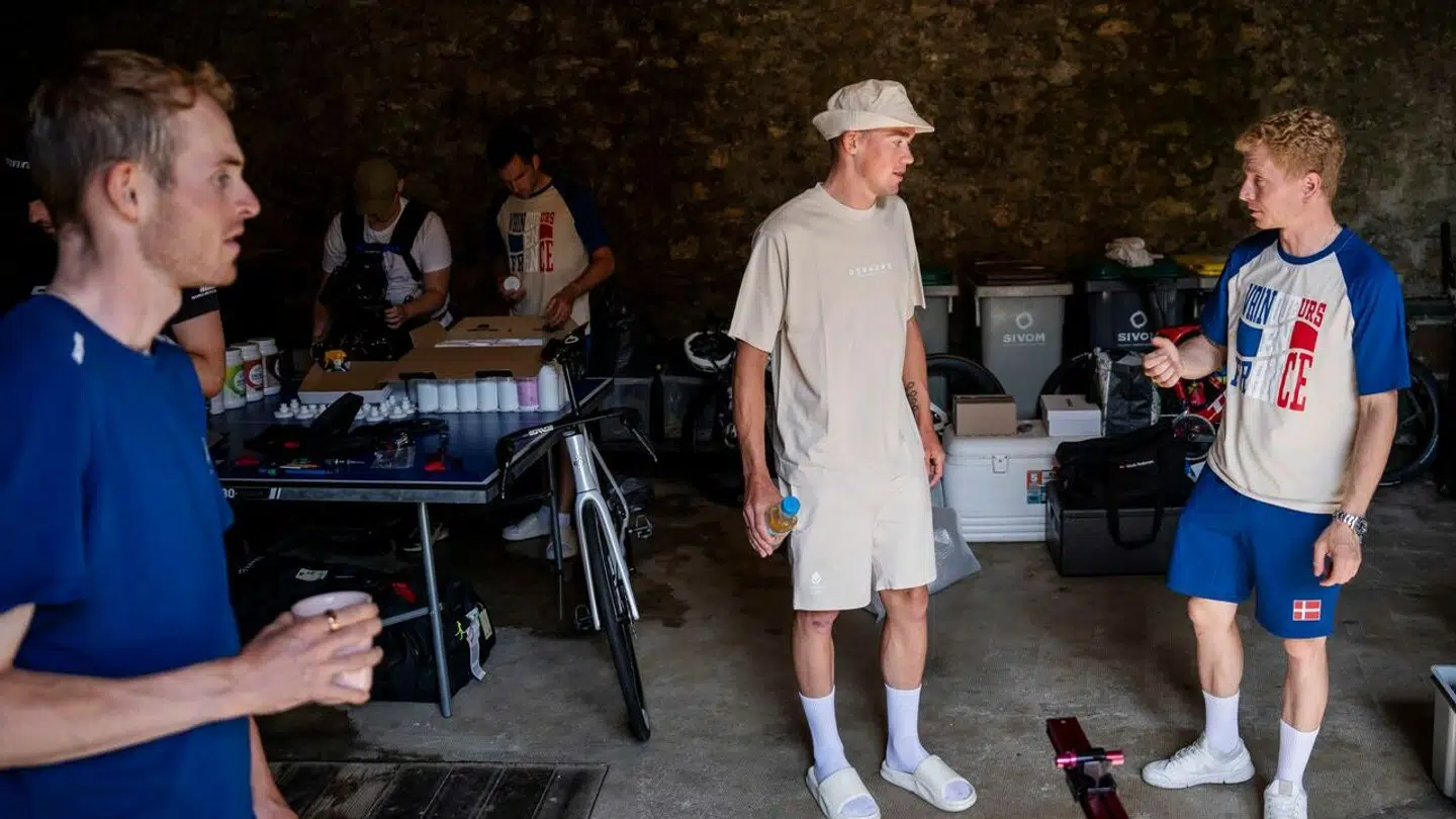 Til OL boede Matias Skjelmose sammen med resten af de danske cykelgutter i en Airbnb et godt stykke ude fra Paris. Her ses han blandt andet med Mads Pedersen.