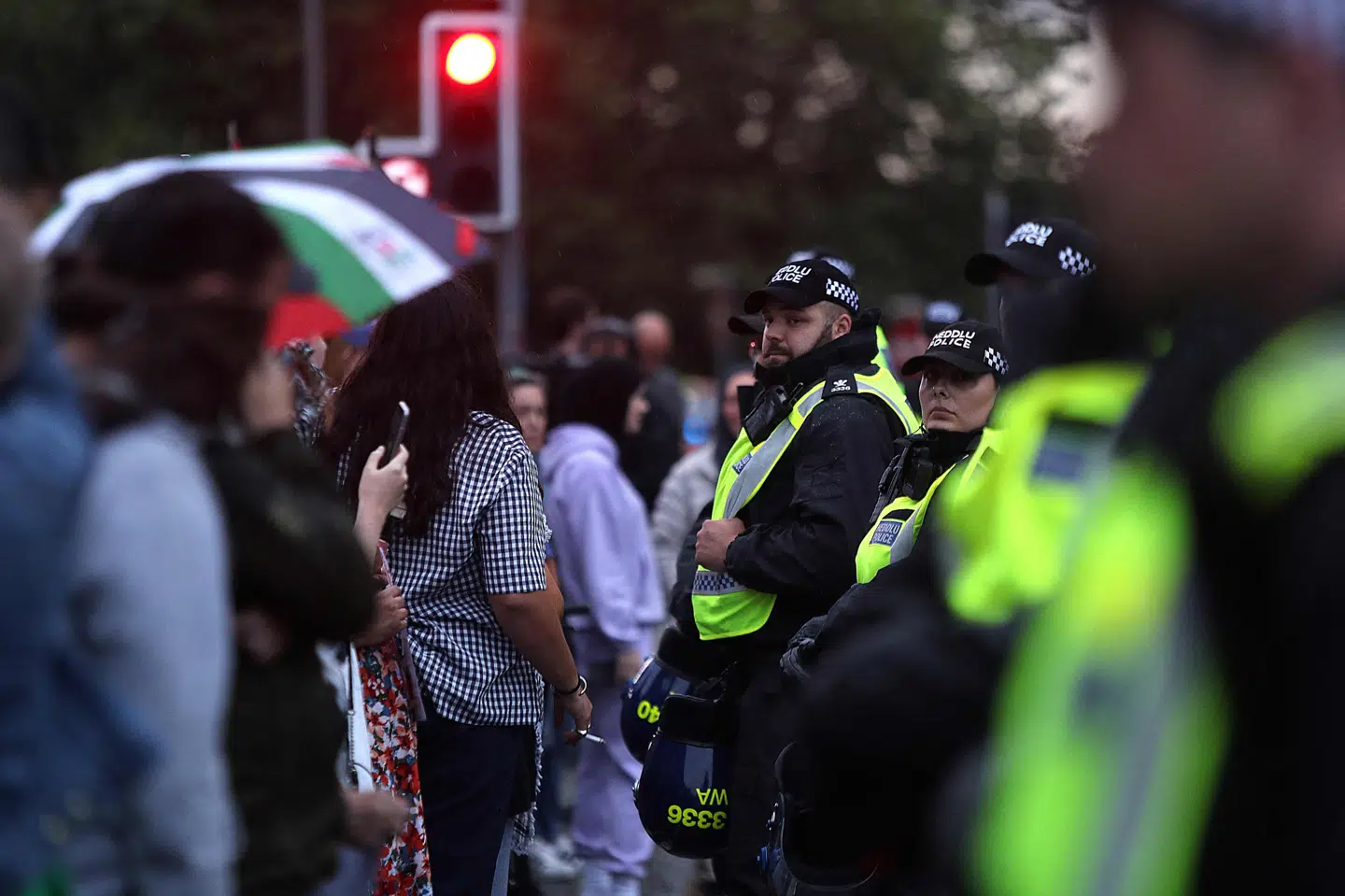 Politibetjente står vagt foran demonstranter, som beskytter en moské i Liverpool 2. august 2024. Demonstrationen er som svar på en anden demonstration, der ønsker handling efter knivangrebet i Southport.