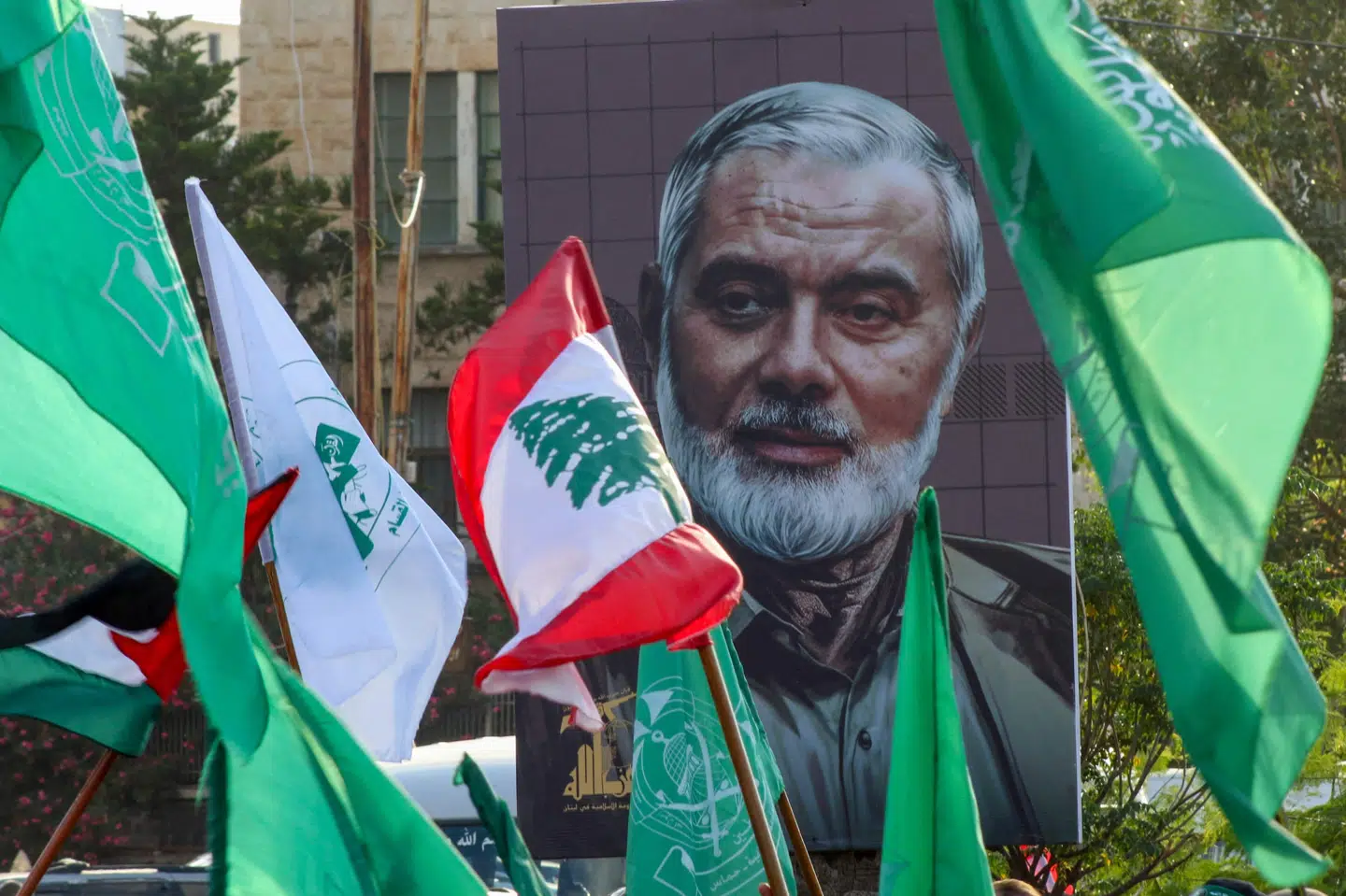 Demonstranter i den libanesiske by Sidon hylder fredag den dræbte politiske leder for Hamas, Ismail Haniyeh. Nu siger den iranske Revolutionsgarde, at det var en sprængladning affyret uden for et gæstehus i Teheran, hvor Haniyeh var indlogeret, der tog livet af ham onsdag.