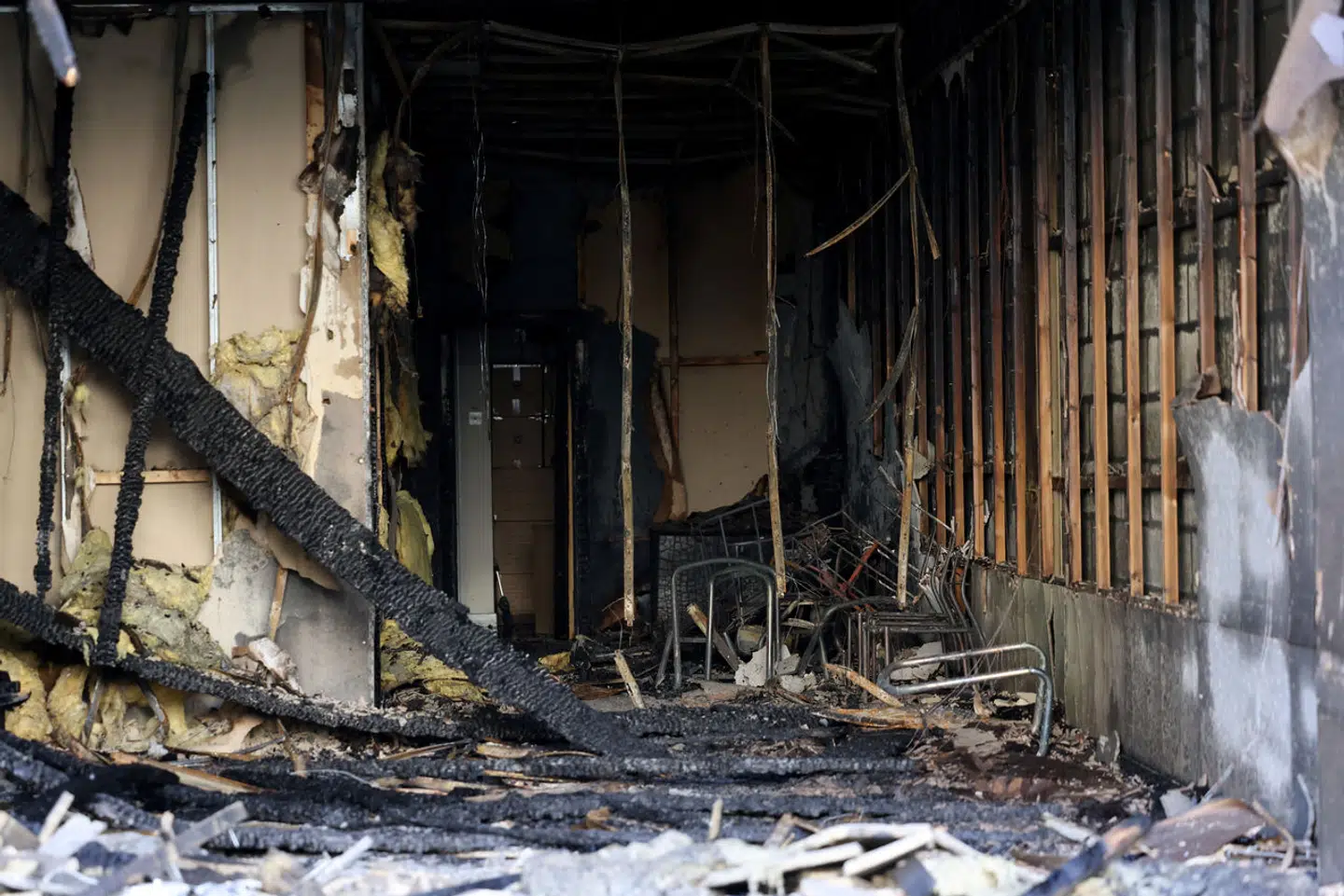 Et billede viser det udbrændte indre af Sunderland Central Police Station efter en nat med voldelige indvandrerkritiske demonstrationer i Sunderland.