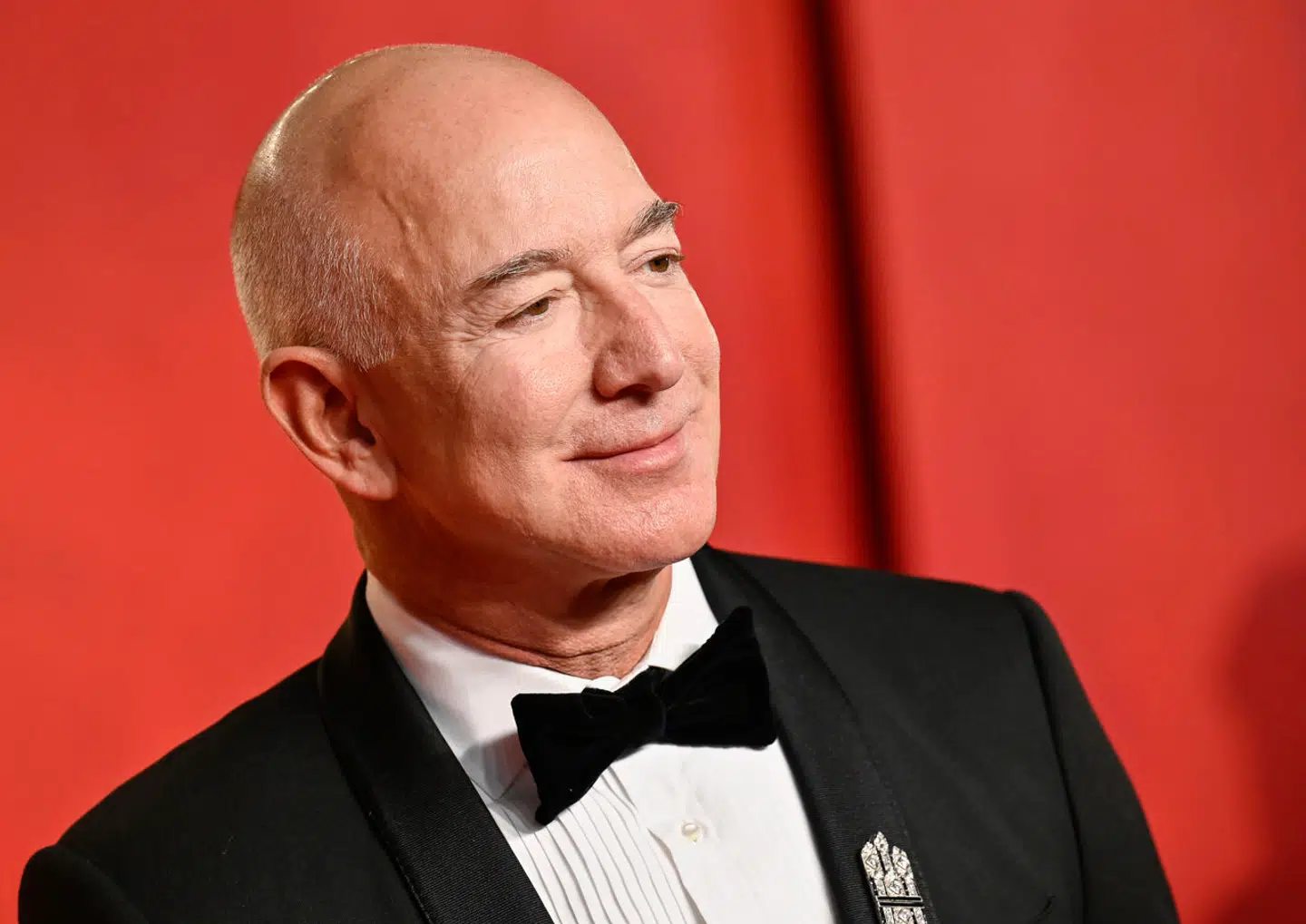 Amazon-stifter Jeff Bezos har ifølge Bloombergs milliardærliste en formue på 191 milliarder dollar. Det svarer til 1.300 milliarder kroner.