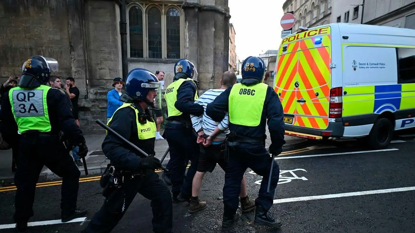 Politiet har anholdt mindst 100 personer i nat i Storbritannien.