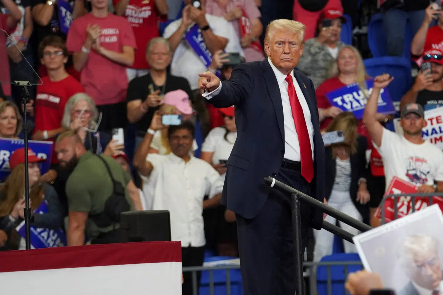 Donald Trump, der er tidligere præsident i USA, taler på et vælgermøde i Atlanta, Georgia, lørdag og kritiserer omfattende fangeudveksling med Rusland og Belarus.