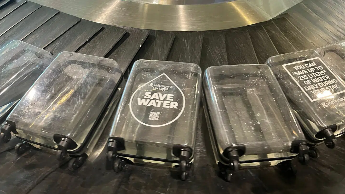 Seks kufferter på bagagebåndet skal få portugisiske turister til at spare på vandet.