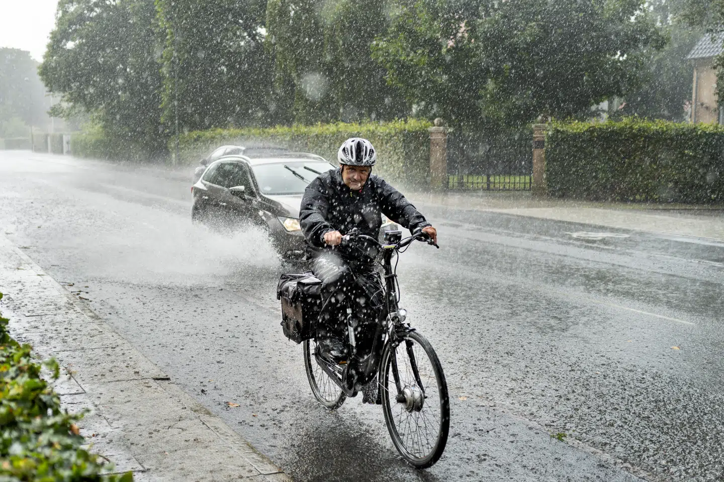 DMI har registreret seks skybrud over Danmark søndag. Øst for Storebælt kan der også komme lokale skybrud i løbet af eftermiddagen, oplyser DMI's vagthavende meteorolog. (Arkivfoto).