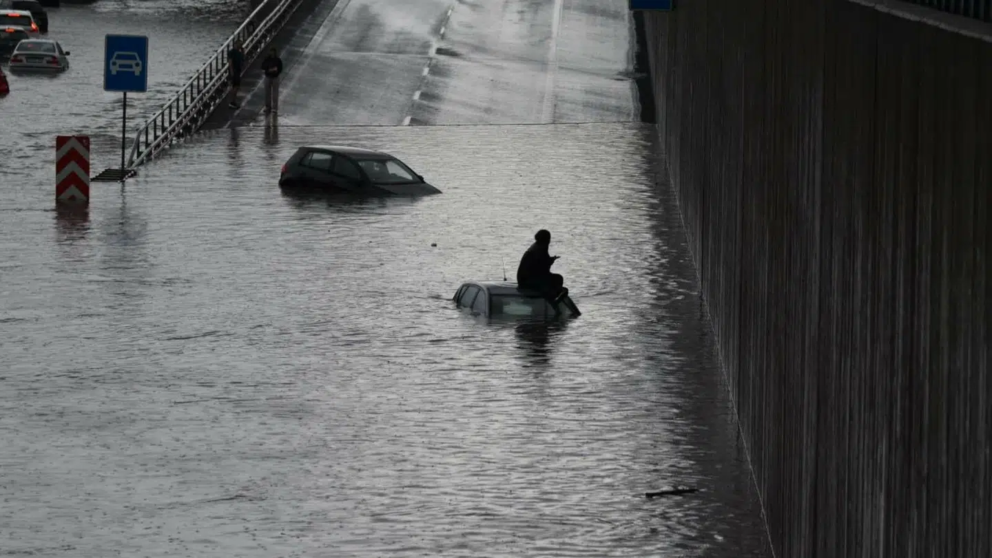 Søndag eftermiddag står vandet højt på Lyngbyvejen ind mod København. en kvinde er fanget på taget af sin bil.