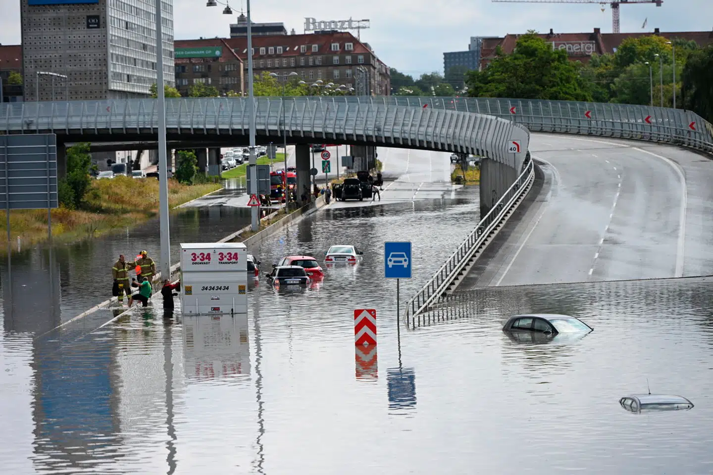 Kraftig regn rammer Lyngbyvejen i København, søndag den 4. august 2024. Regnen i hovedstadsområdet giver problemer i trafikken flere steder.