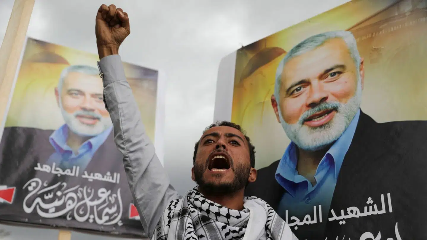 En demonstrant hylder Ismail Haniyeh, som i denne uge blev dræbt i et israelsk angreb.