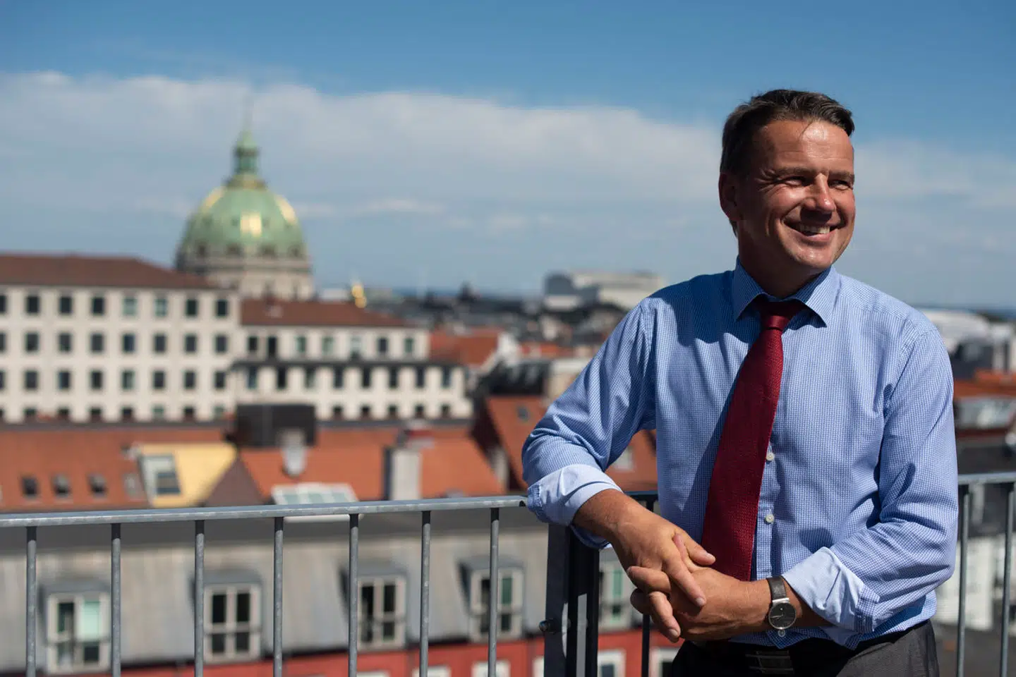 En stor radikal profil, Christian Friis Bach, skrifter parti til Venstre, erfarer Berlingske og andre medier.