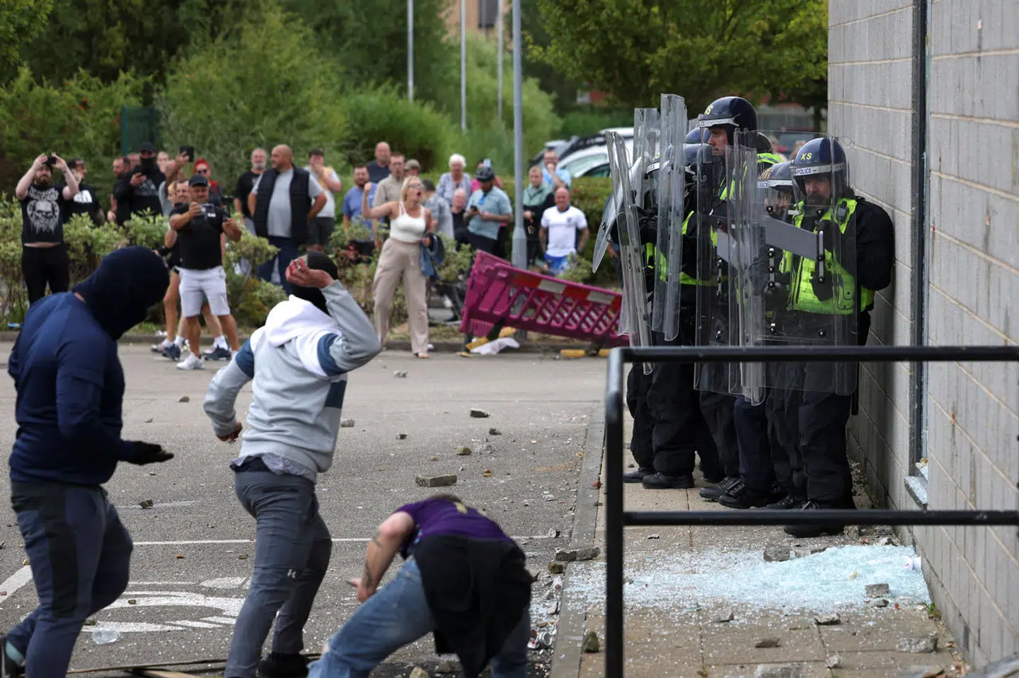 De seneste dages voldsomme sammenstød mellem demonstranter og politi i England i kølvandet på et knivdrab mandag, tager nu yderligere til i styrke. Hollie Adams/Reuters/Ritzau Scanpix