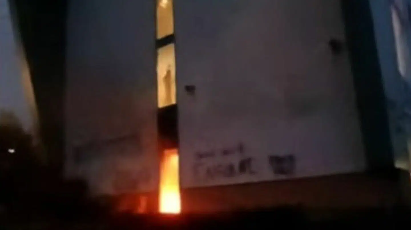 Billeder fra stedet viser, hvordan der skal være udbrudt brand på hotellet Holiday Inn, der angiveligt bruges til at huse asylansøgere.