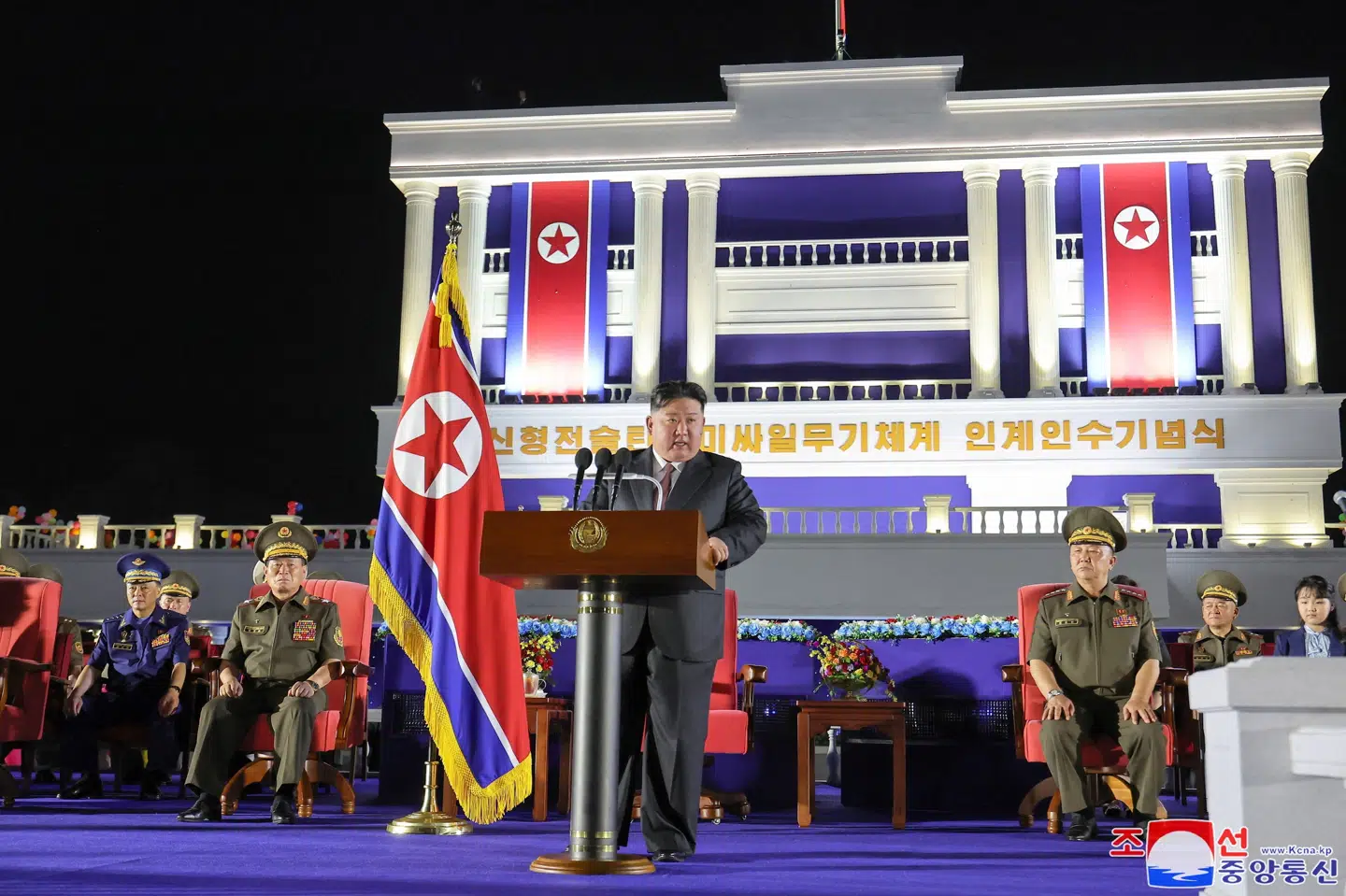 Nordkoreas leder, Kim Jong-un, ses her tale til nordkoreanske soldater og militærteknikere i forbindelse med en leverance af nye missilsystemer til landets forsvar.