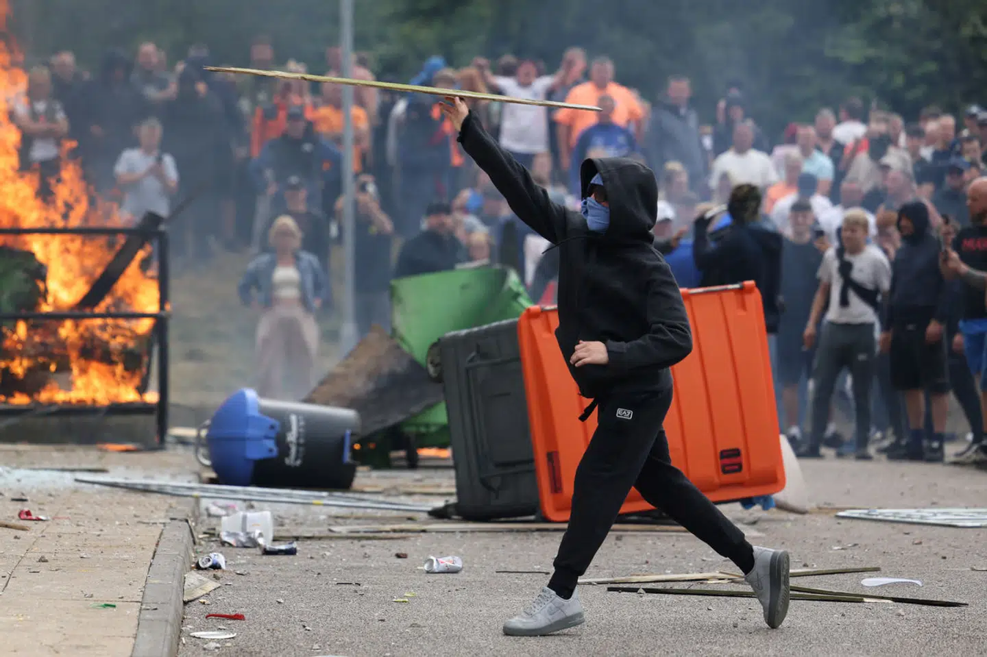 Der blev tændt bål i gaderne under de voldsomme optøjer i Rotherham.