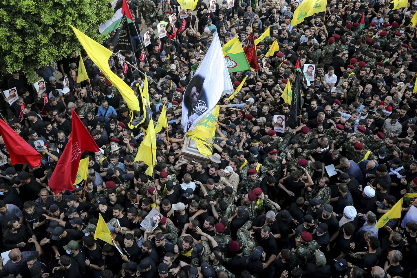 Folk gik på gaden i Libanons hovedstad, Beirut, efter at Hizbollahs militære leder, Fuad Shukr, blev dræbt af et israelsk luftangreb i sidst uge. (Arkivfoto).