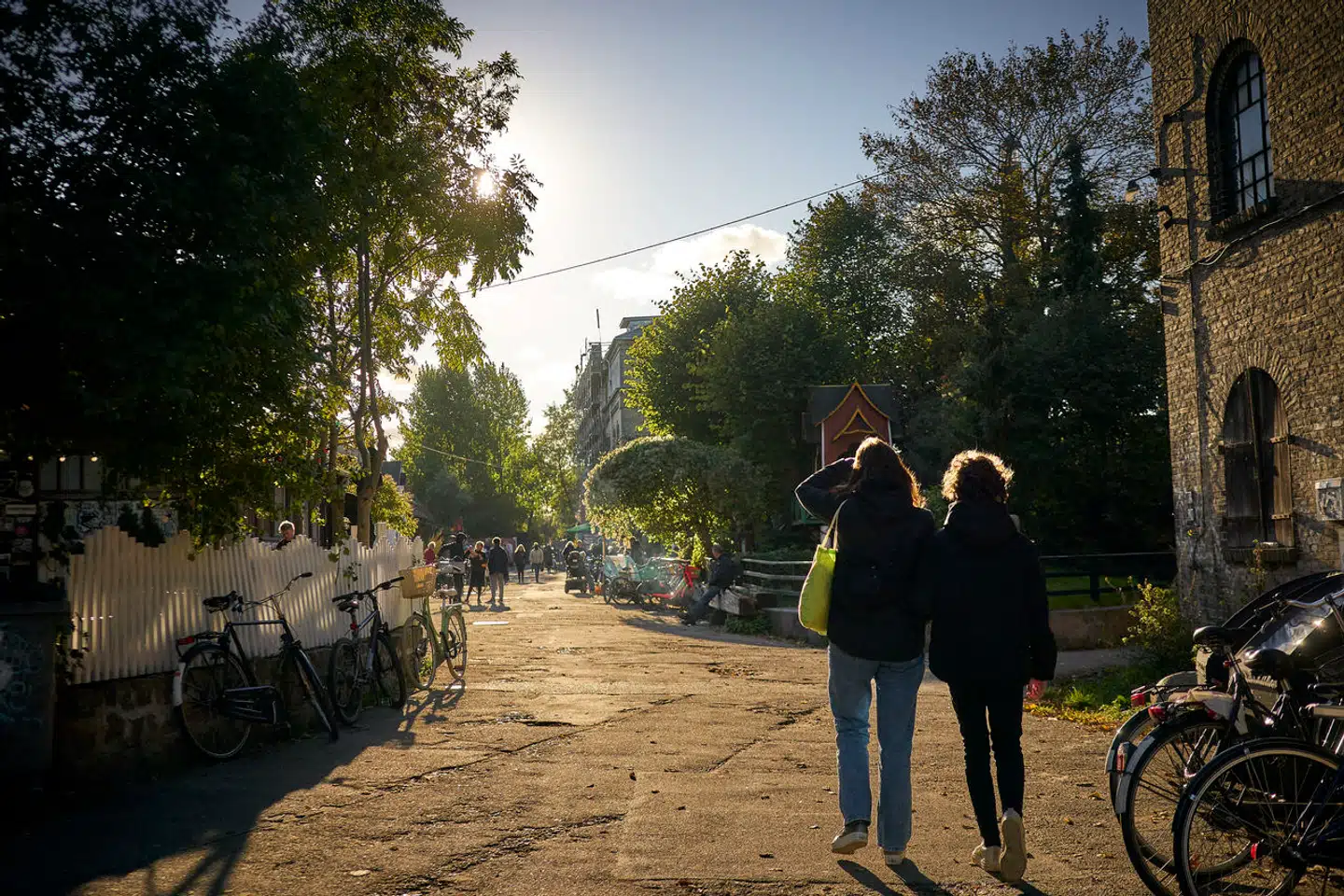 Der er mange turister på Christiania, men de køber åbenbart ikke rigtig noget i butikkerne. Arkivfoto.