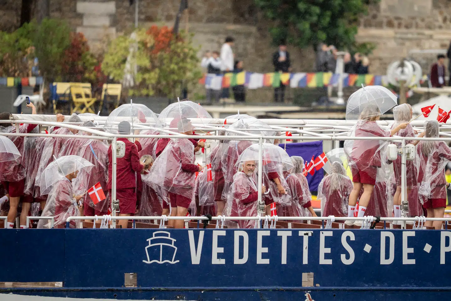 »Med tanke på verdens udfordringer – både i forhold til gensidig respekt og forståelse – og med henblik på vores klimaudfordringer mener jeg, at OL i Paris bør blive det sidste,« skriver Fillippa Gottlieb. Her ses danske atleter på Seinen under åbningsceremonien.