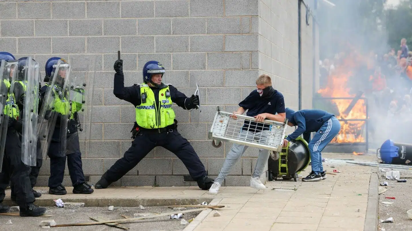 Søndag opstod der kampe mellem politi og demonstranter i den engelske by Rotherham.