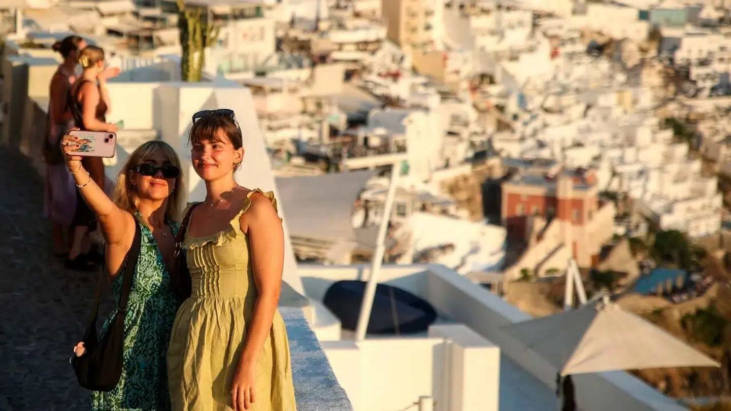 Det er populært at tage selfies på den græske ø Santorini, men denne sommer er der ikke nok turister, som benytter sig af muligheden.