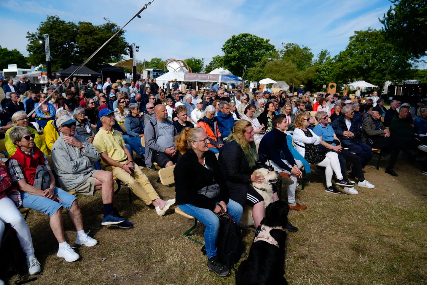 »Vi skal holde samtalen åben – og vigtigst af alt; ikke på forhånd udelukke nogen blot på baggrund af deres retorik og fordomme,« skriver Mads Jensen.