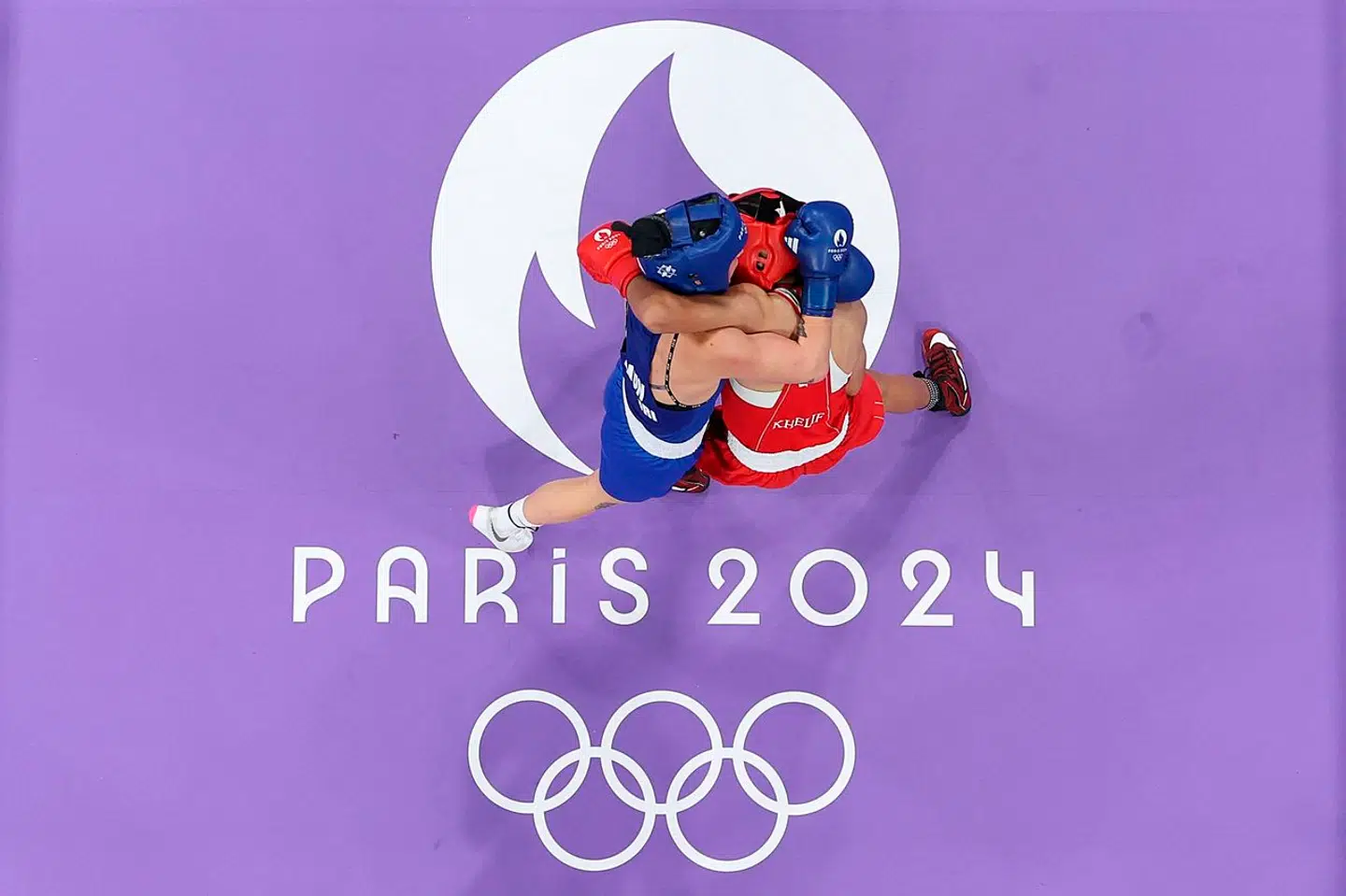 Imane Khelif (i rødt) vandt i lørdags over Anna Luca Hamori fra Ungarn.