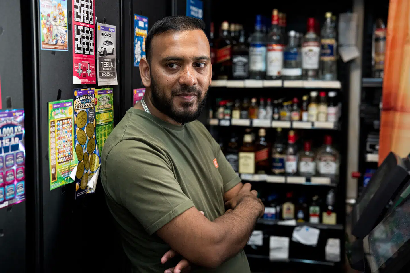 32-årige Jamil Bhuyan og hans familie har haft Service Kiosk siden 1997 på Christianshavn. Selv har han arbejdet i butikken, siden han var 20 år. Dengang kunne han arbejde til sent ud på natten, fordi butikken blev tømt ud i løbet af dagen. Sådan er det ikke længere, efter Pusher Street lukkede i april.