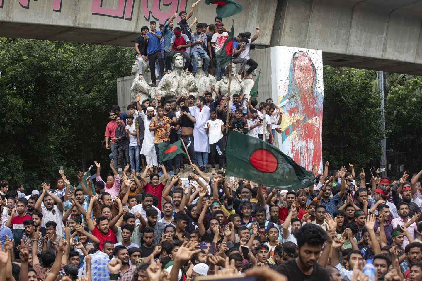 Bangladesh har været plaget af voldsomme protester. Her fejrer demonstranter, at premierminister Sheikh Hasina mandag er trådt tilbage. (Arkivfoto).