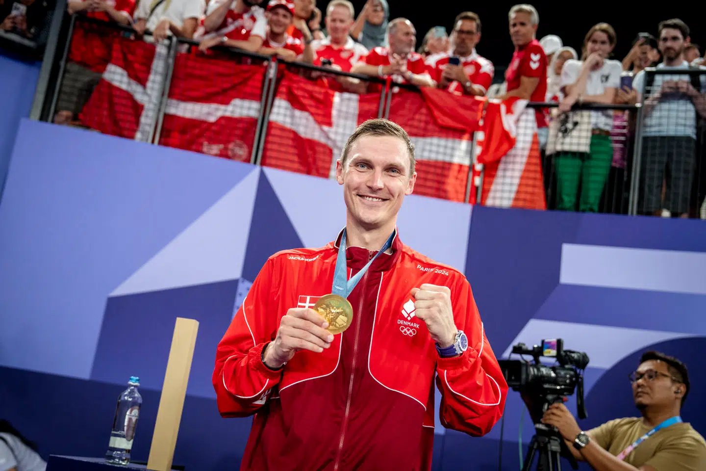 Viktor Axelsen efter at han har vundet OL-finalen i herresingle mod Kunlavut Vitidsarn fra Thailand i Paris, mandag den 5. august 2024.. (Foto: Mads Claus Rasmussen/Ritzau Scanpix)
