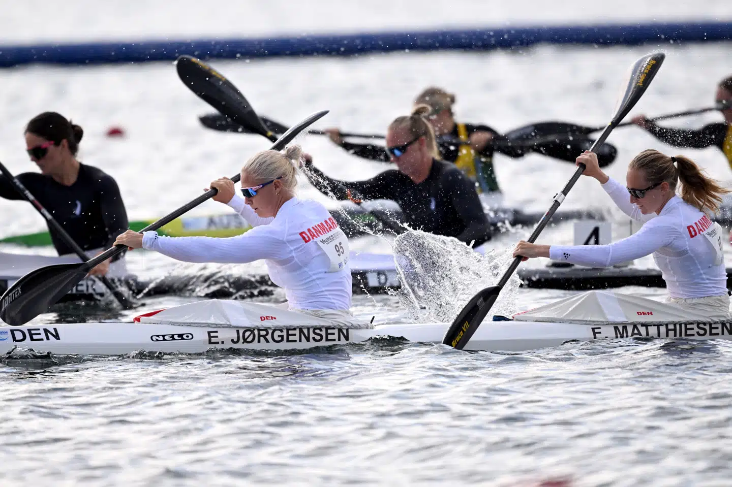 Emma Aastrand og Frederikke Hauge Matthiesen har gang i et succesfuldt samarbejde i toerkajak. Her ses den danske duo i en test på OL-anlægget sidste år. (Arkivfoto).