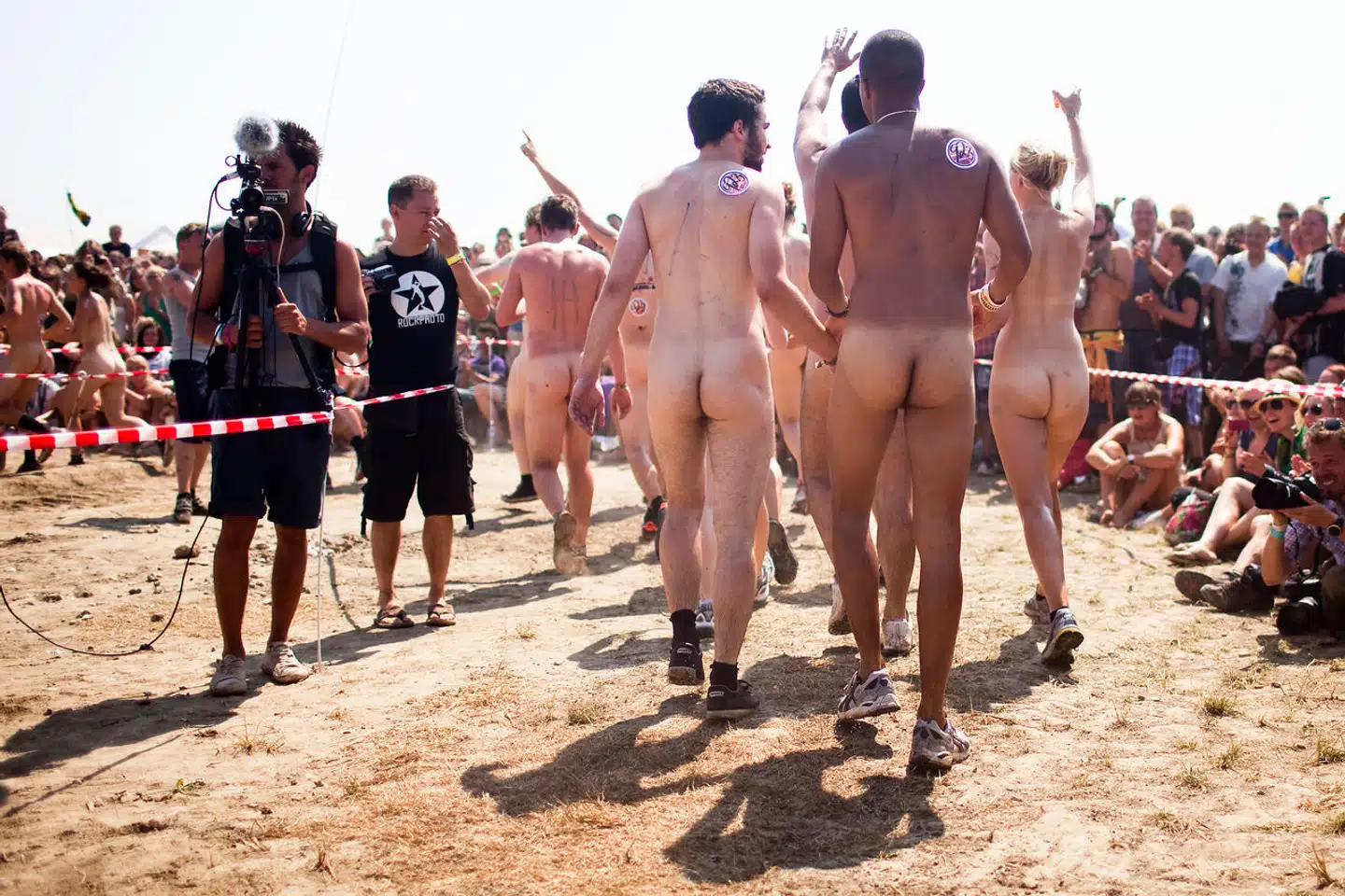 Der er mange steder, hvor man ærligt må spørge: »Er det her et sted for børn?« Og kolliderer børns tilstedeværelse i tiltagende med voksnes færre og færre »frirum«? Her fra Roskilde Festivalens traditionelle nøgenløb.