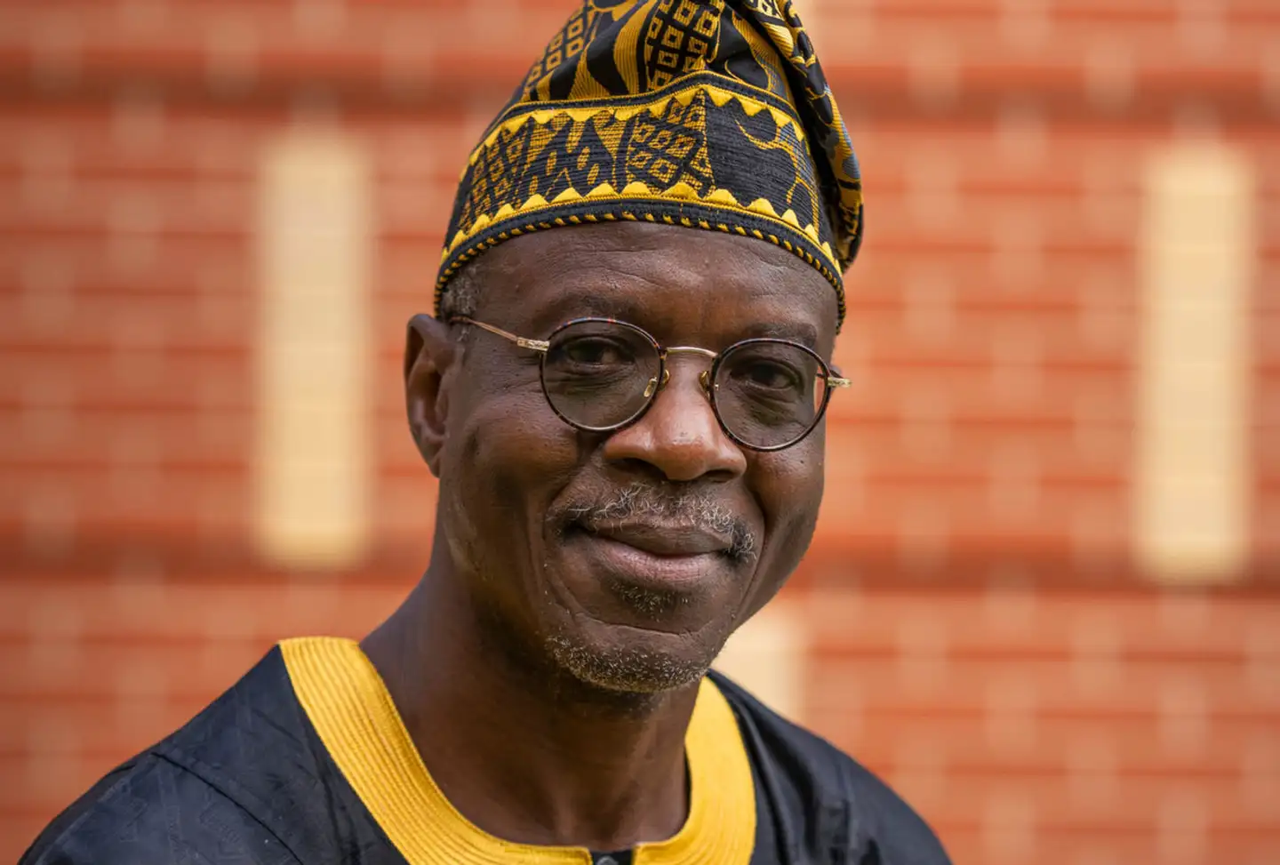 Afrikanske tænkere er blevet skubbet ud af idéhistorien, mener Olúfẹ́mi Táíwò, der er professor på det amerikanske universitet Cornell University og selv født i Nigeria. Han begræder, at strømninger inden for afrikanske studier næsten udelukkende definerer Afrika gennem kolonihistorien.