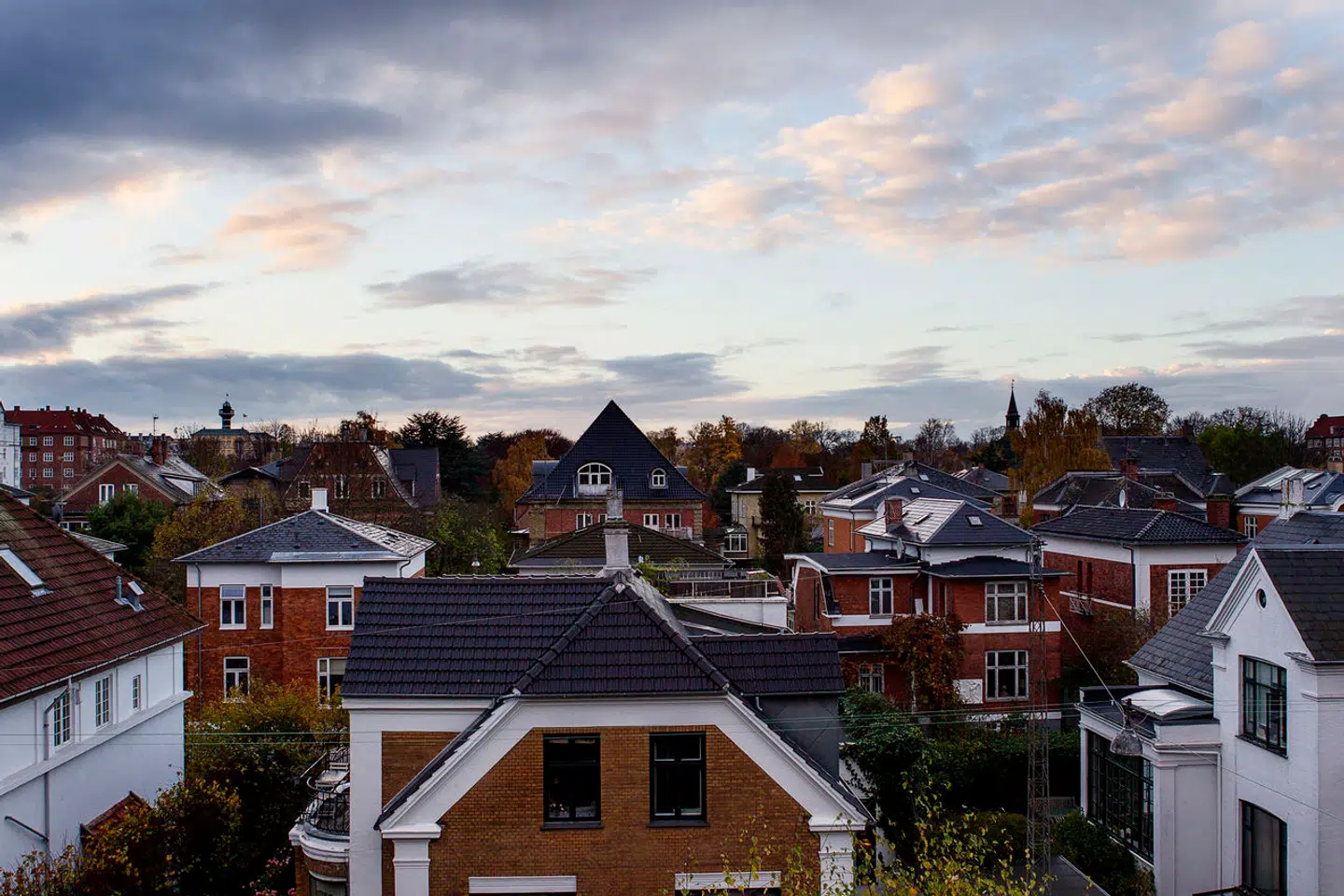 Boligkøberne får flere og flere ejendomme at vælge imellem. Boligøkonom tror, at sælgere og købere ikke er enige om, hvad det rigtige prisniveau er i kølvandet på blandt andet nye boligskatter.