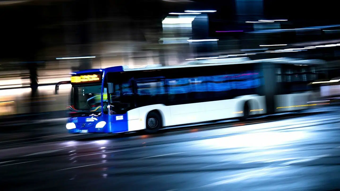 Det var en bybus som denne i Bremen, en 15-årig dreng, mandag aften overtog styringen af.