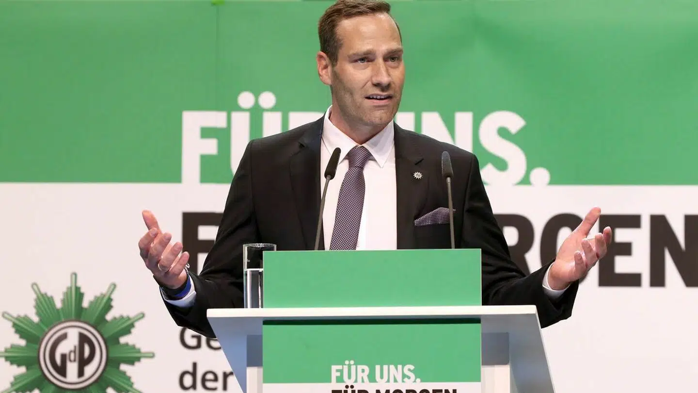 Formanden for det tyske politiforbund, Jochen Kopelke, kommer nu med et kontroversielt forslag for at komme knivoverfald til livs.