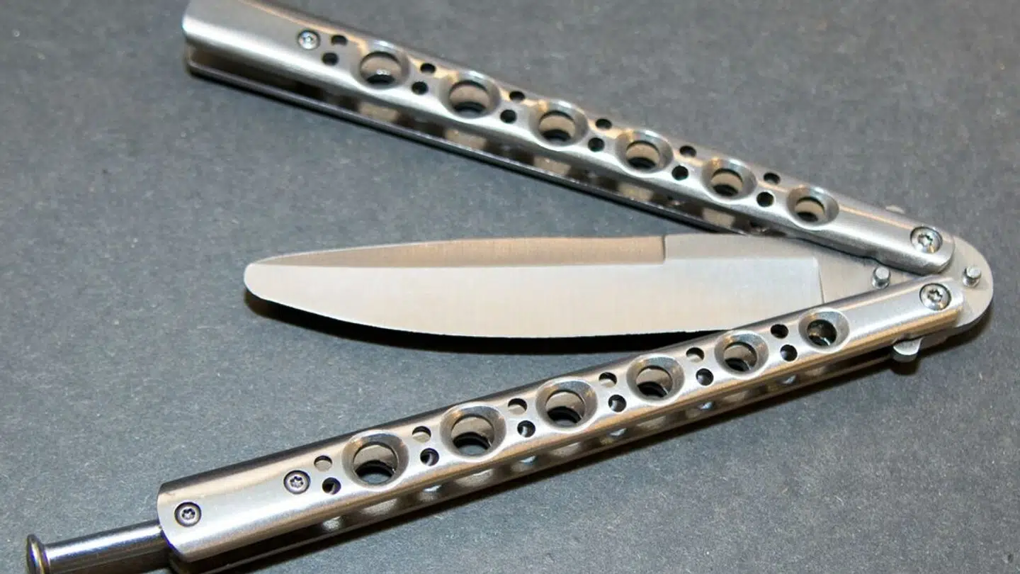 Hvis man indleverer en butterflykniv som denne til politiet, skal det udløse et års gratis abonnement på Netflix. Det foreslår formanden for det tyske politiforbund.