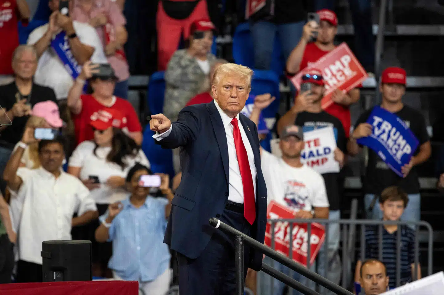 Den republikanske præsidentkandidat, Donald Trump, stiller sammen med sin vicepræsidentkandidat, J.D. Vance, op til præsidentvalget. De skal forsøge at slå den demokratiske vicepræsidentkandidat, Kamala Harris, og hendes nyvalgte vicepræsidentkandidat, Tim Walz. Billedet er fra weekenden.